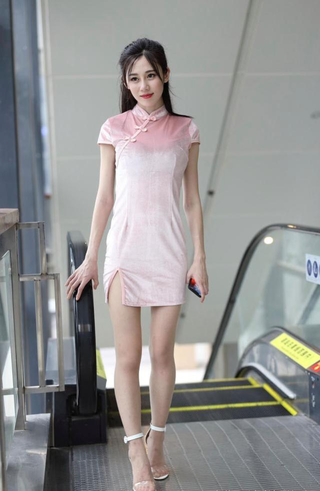 淡粉色旗袍搭配肉丝凉高跟——时尚清新靓丽气质迷人
