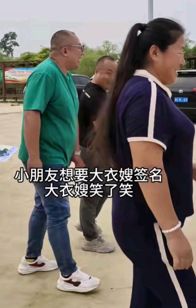 大庭广众之下让大衣嫂没面子，他是故意的吗？网友：这招够狠