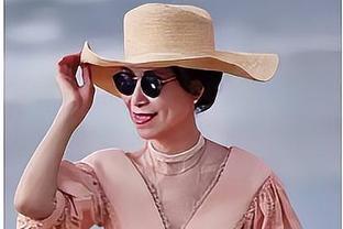 建议中年女人：夏天头戴帽、系丝巾、腰收紧，气质更优雅得体