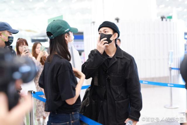 林宥嘉以时尚黑色系穿搭亮相北京机场，颇具时尚魅力！