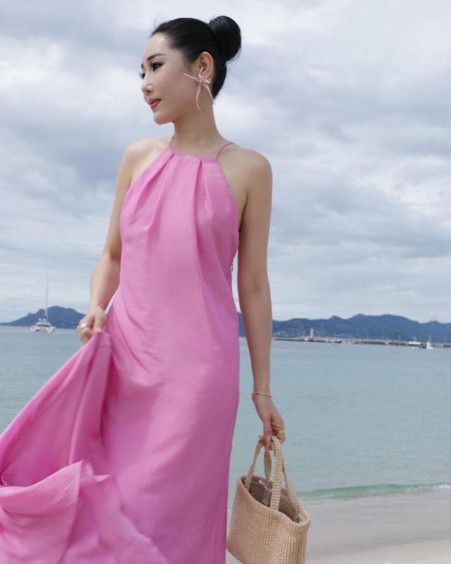 粉红色长裙的魅力：风情万种的女性穿搭