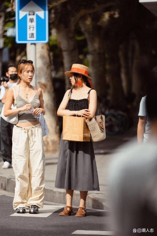 去了上海才发现：满大街都是低胸装和露背裙，时髦又性感，好养眼