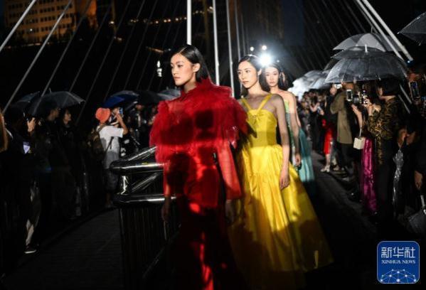 北京：亮马河上的时装秀