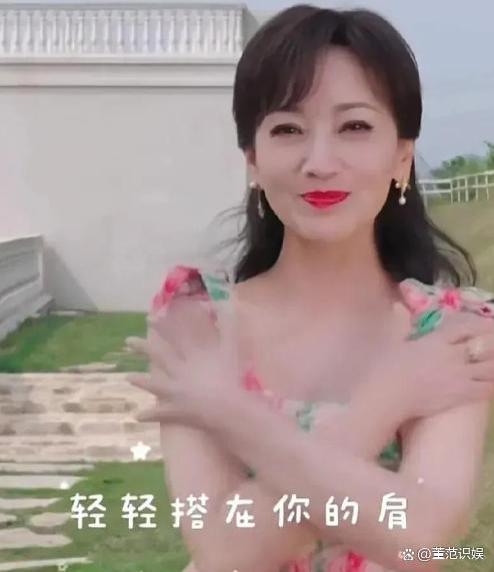 赵雅芝穿着一条碎花裙子，翩翩起舞，像仙子一样美丽
