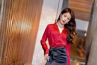 黑色包臀裙与红色衬衣：<span style='color:red'>展</span><span style='color:red'>现</span>女性独特魅力