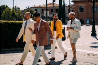 Pitti Uomo 2023 春夏<span style='color:red'>时</span>装周<span style='color:red'>期</span>间场外街拍