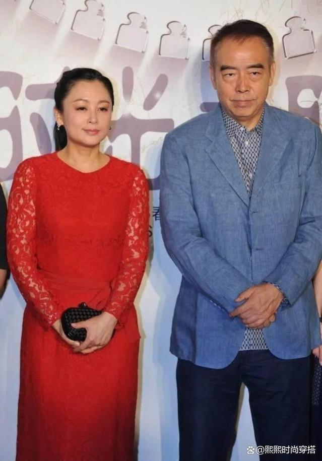陈红与倪萍同场穿裙装，昔日情敌，一个优雅美丽，一个像老太太
