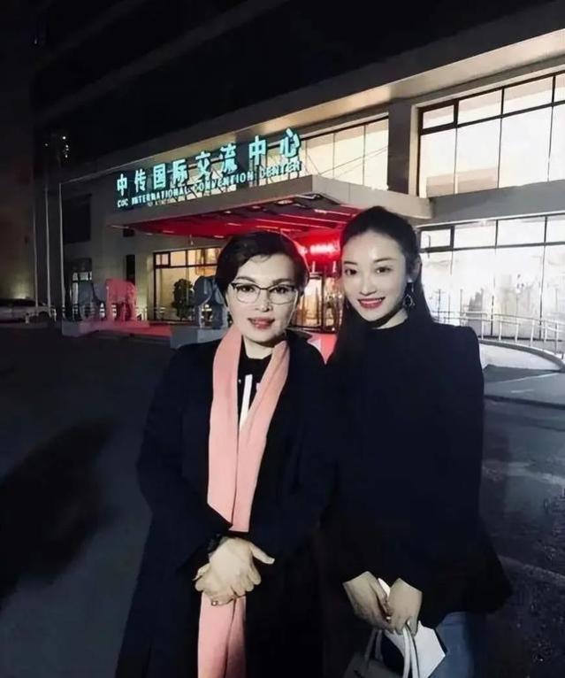 61岁李瑞英退休后放飞自我！牛仔装扮靓丽少女，与荧幕形象大不同