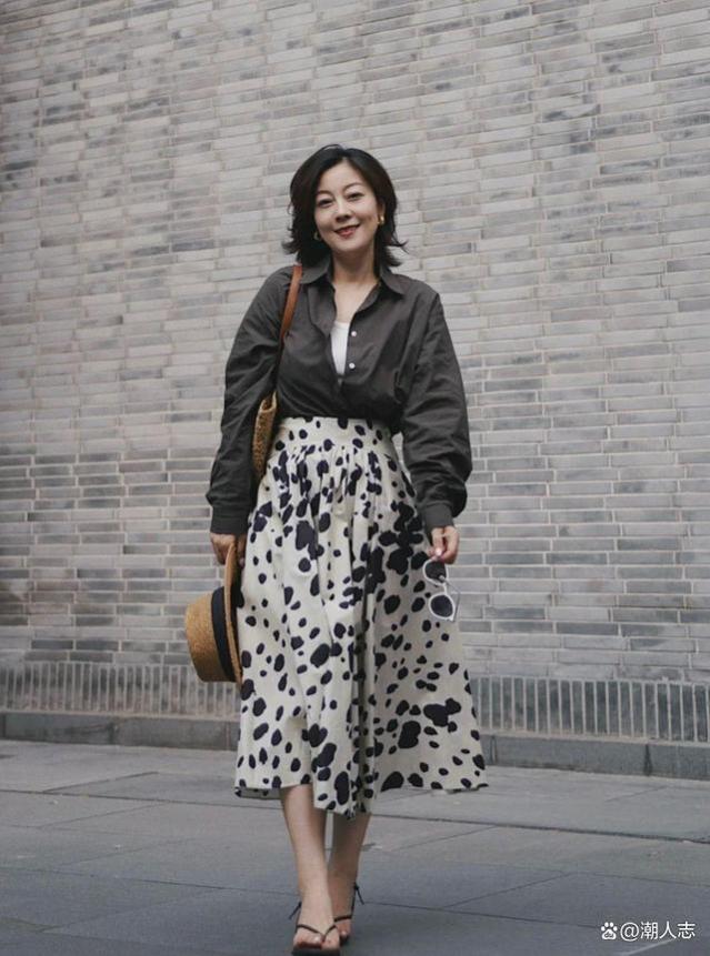 中国大妈这样穿裙子：不上膝、要显腰、别配丝巾，优雅减龄又得体