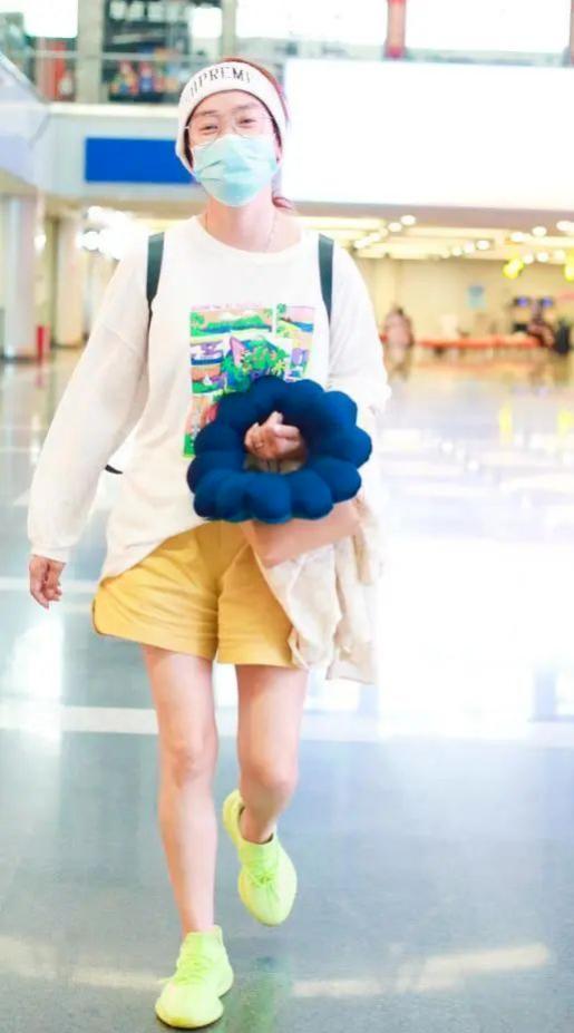凤凰传奇的玲花素颜走机场，穿卫衣配黄色短裤，套个发带时髦减龄