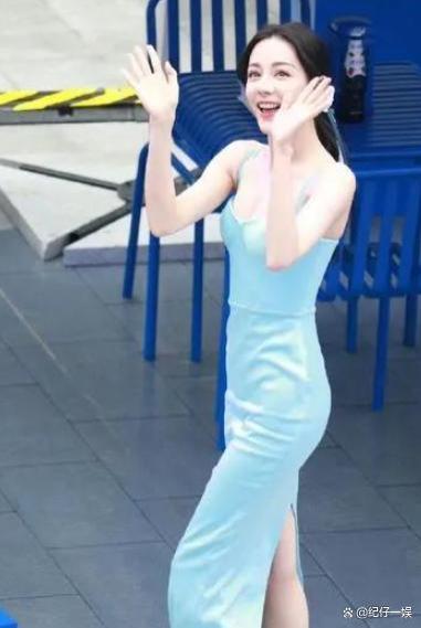 高铁站偶遇迪丽热巴，迷人的吊带裙引发网友热议