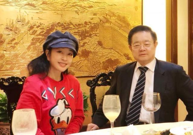 刘晓庆和81岁老公豪宅待客，穿彩虹色T恤似少女，老公却像爷爷