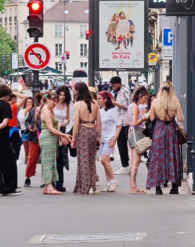 去了巴黎才发现：满大街都是吊带裙+平底鞋，洋气又舒适，好高级