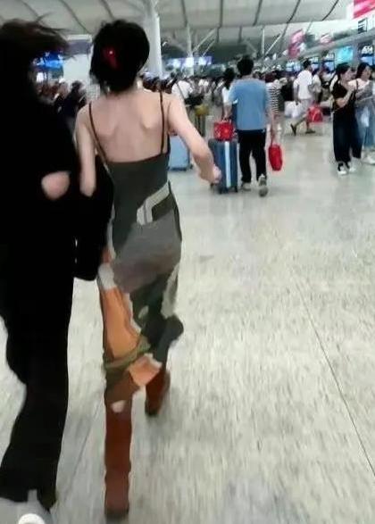 高铁站遇见迪丽热巴，性感吊带裙展现出完美身材的蝴蝶背！