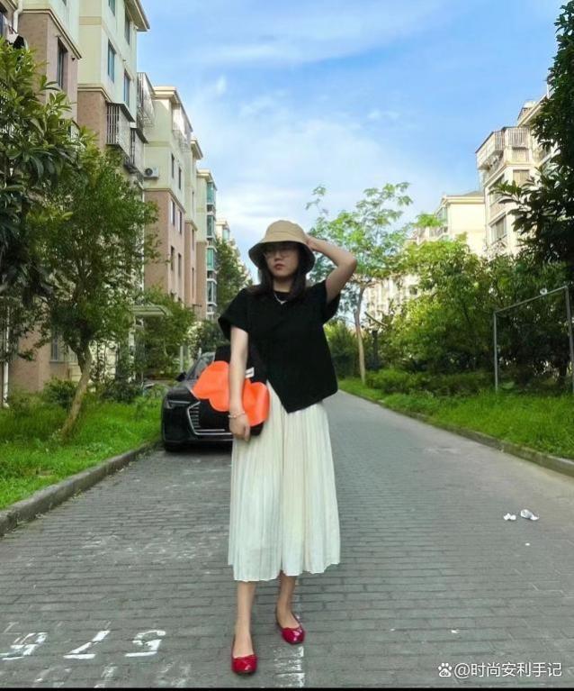 看了上海妈妈才发现，满街都在穿“T恤+百褶裙”，洋气又显瘦