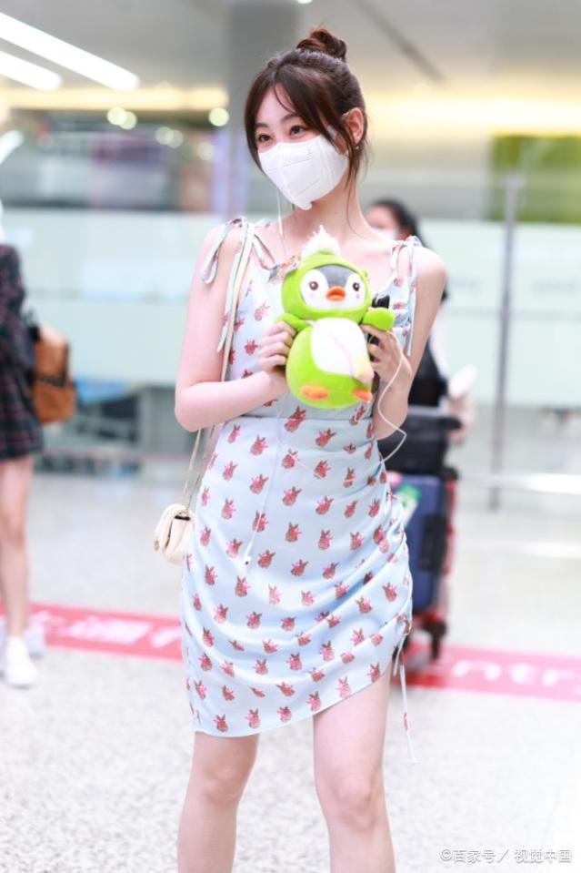 祝绪丹抵达上海机场，穿兔子印花吊带裙青春靓丽！