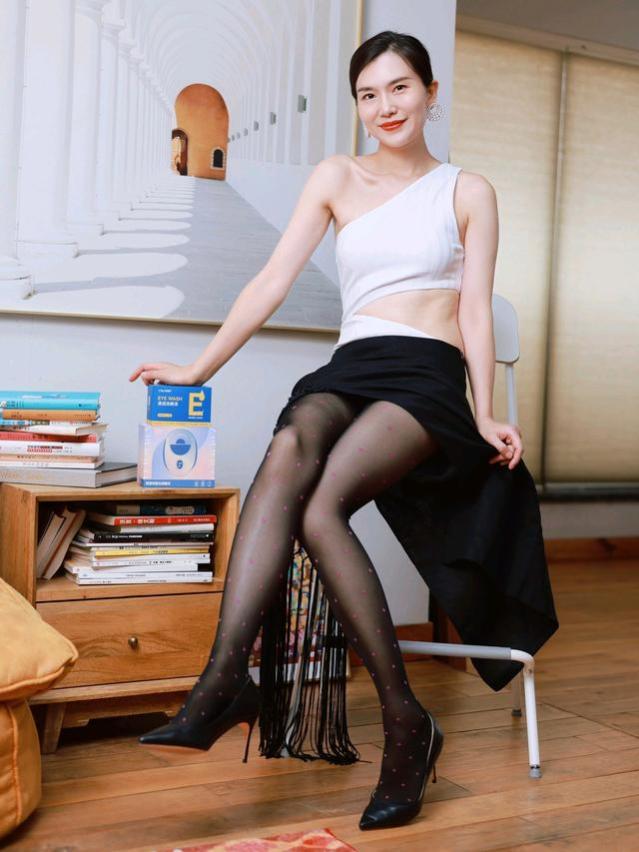 黑色开叉长裙与黑色连裤袜：35岁的女生可以这样迷人