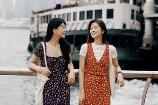去了香港才发现：女生都在穿“长裙+平底鞋”，看<span style='color:red'>似</span>保守其实高级