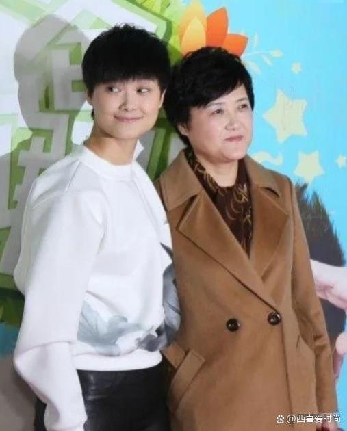 李宇春携妈亮相，妈妈穿风衣配丝巾温柔又气质，母女同框好亲密！