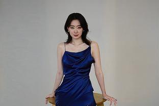 <span style='color:red'>张</span><span style='color:red'>小</span>斐怎么瘦成这样？这么紧身的裙子，她穿上显得好“宽松”
