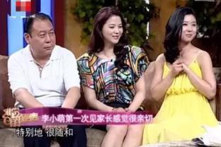 李小萌60岁的婆婆气质太好，一起穿印花裙合影，比明星儿媳漂亮