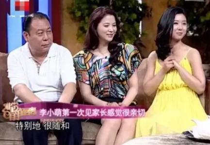 李小萌60岁的婆婆气质太好，一起穿印花裙合影，比明星儿媳漂亮