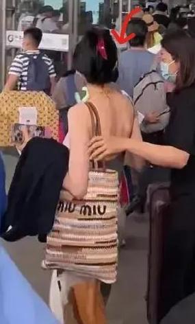 高铁站遇见迪丽热巴，性感吊带裙展现出完美身材的蝴蝶背！