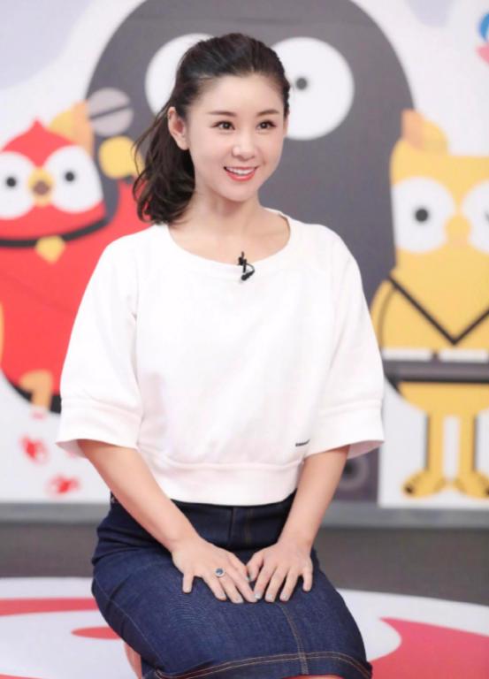 李小萌60岁的婆婆气质太好，一起穿印花裙合影，比明星儿媳漂亮