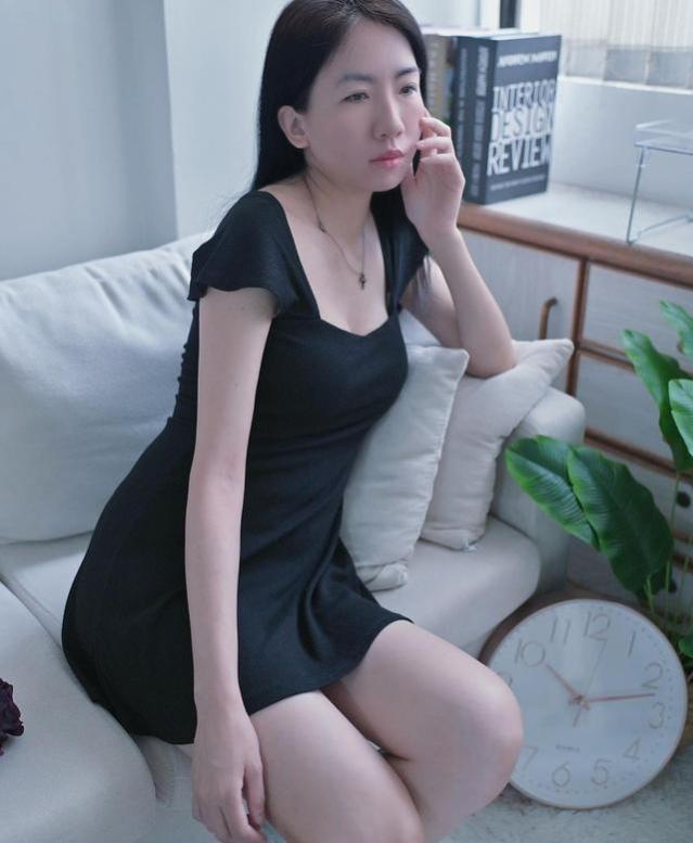 黑色小短裙的魅力：展现成熟女人的妩媚与迷人