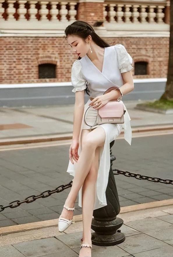被上海女生街拍惊艳了！满大街都是“长裙和长裤”，个个洋气时髦
