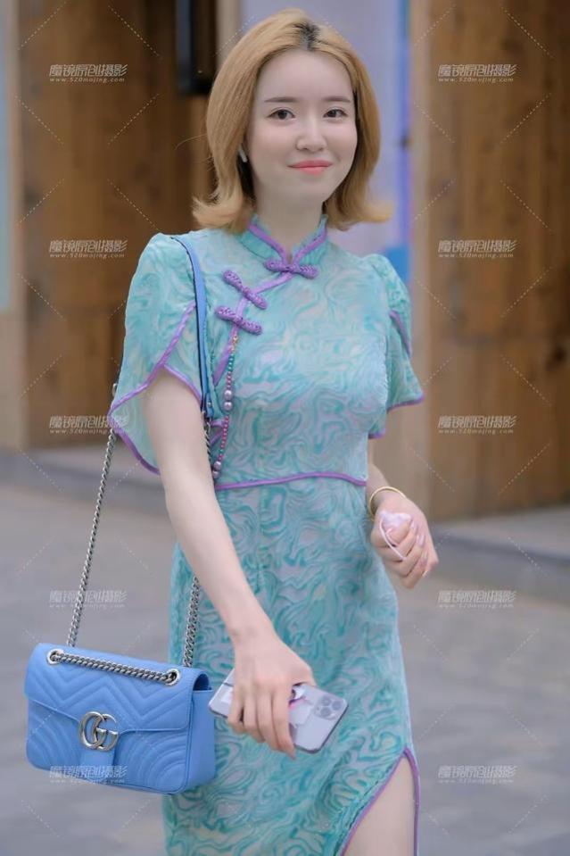 水青色旗袍，绿色绑带高跟鞋：东方女性之美展现优雅韵味