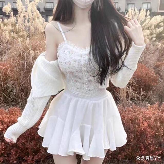 女生夏季必备：性感蕾丝小吊带背心女，展现迷人美背