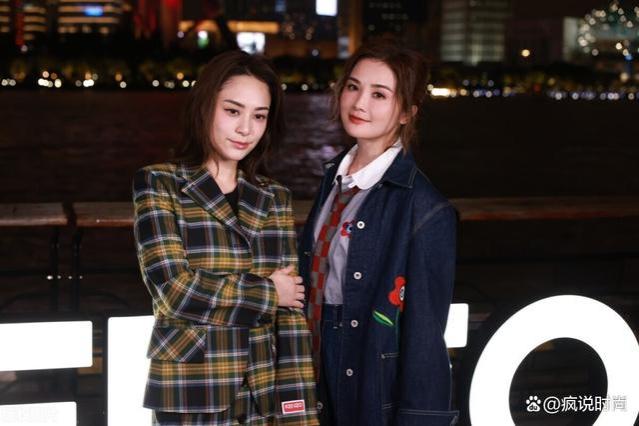Twins上海合体，穿衣风格截然不同，一个休闲大方，一个随性甜美