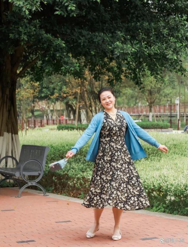 中国大妈这样穿裙子：不上膝、要显腰、别配丝巾，优雅减龄又得体