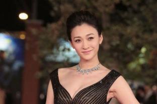 46岁李小冉才是“大号水蜜桃”，穿V领蕾丝裙，婚后更有成熟韵味