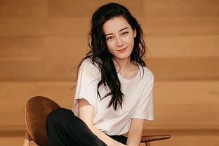 迪丽热巴最新写真大片，纯白T恤+黑色长裤简约随性，清爽又时髦