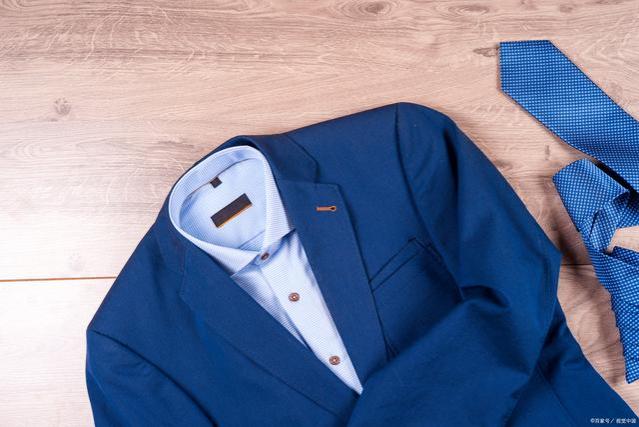 商务风范：蓝色衬衫与西装裤的经典组合