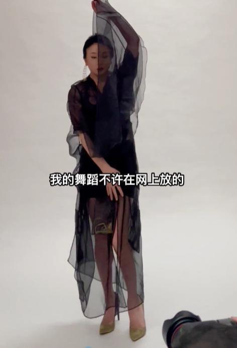 55岁金星穿吊带裙秀性感！网友：要是与杨丽萍合作那就是视觉盛宴