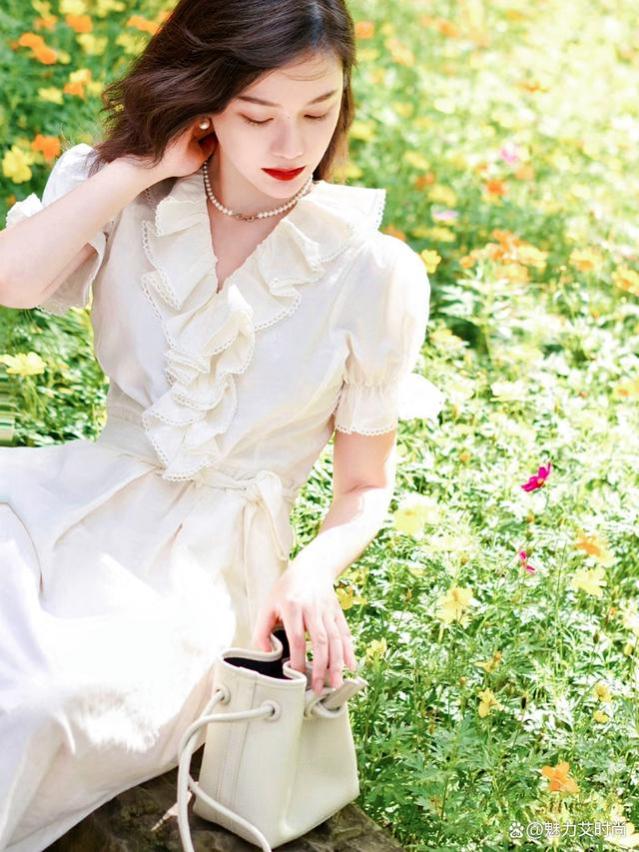 2023夏季日系白色泡泡袖连衣裙：小个子甜美初恋风穿搭指南！