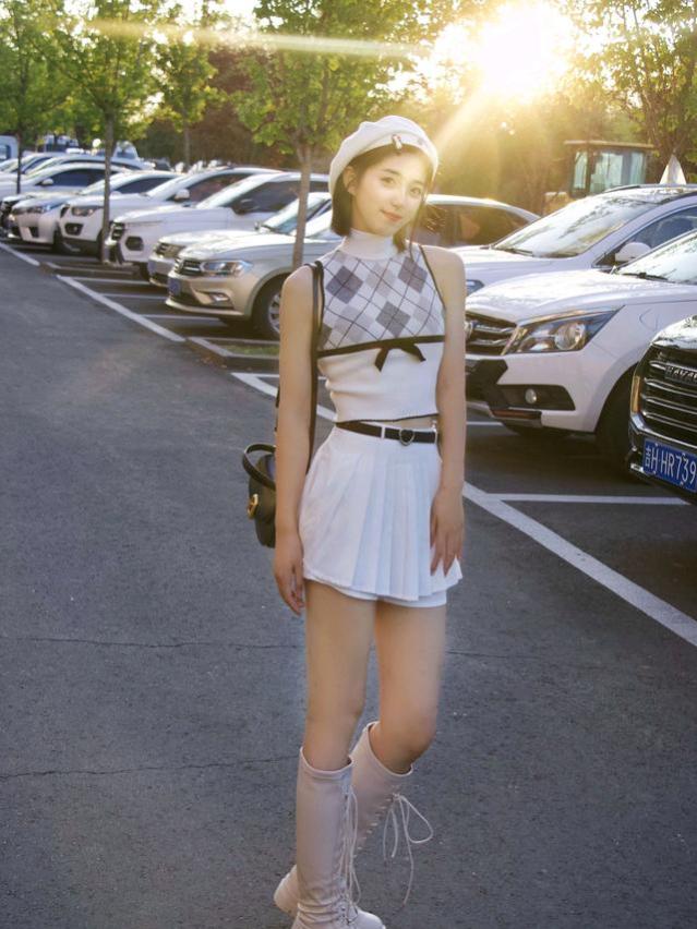 阳光下的浪漫约会：白色百褶裙与白色中筒靴诠释夏日清新风格