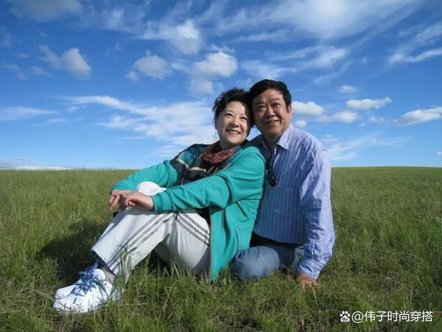 王馥荔相伴46年老公，居然是我们熟悉的他！穿衬衫西裤温文尔雅