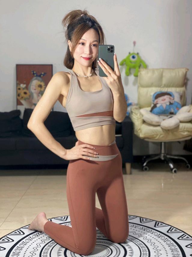 40岁小姐姐的活力秘诀：砖红色瑜伽裤让你焕发青春