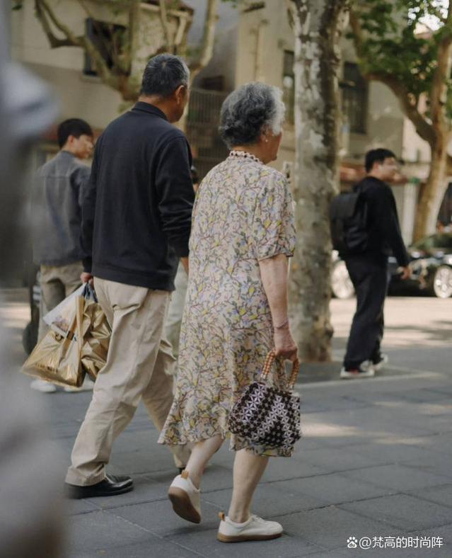 女人“会穿”才能越老越优雅！瞧这些上海奶奶，满头白发依然时髦