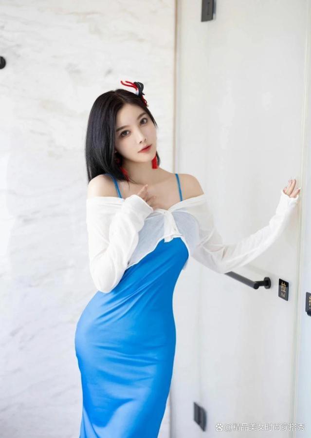 蓝色吊带裙配白色开衫，优雅清爽又塑身，轻松穿出个性的唯美