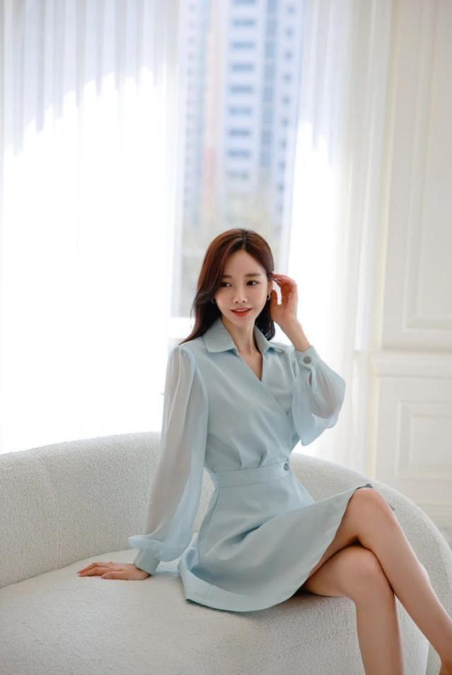 韩国女模特孙允珠穿搭清雅玲珑薄荷蓝修身百褶丝裙展现时尚魅力
