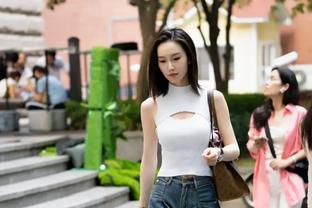 又被上海女生的街拍惊艳了：穿衣露腰，裙长过膝盖，高级又时髦