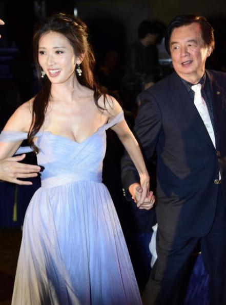 林志玲最尴尬的一幕，和父亲一起脱掉半条裙子，太尴尬了！