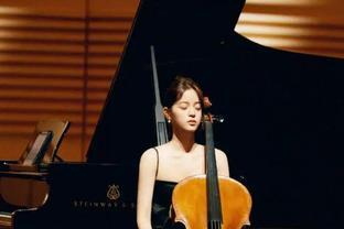 欧<span style='color:red'>阳</span>娜娜演出撩动心弦，黑色吊带裙下的大提琴优雅绽放！