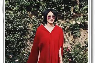 王菲的浮夸穿搭引人注目，红裙浓妆相比往常显得有些<span style='color:red'>沉</span>闷！