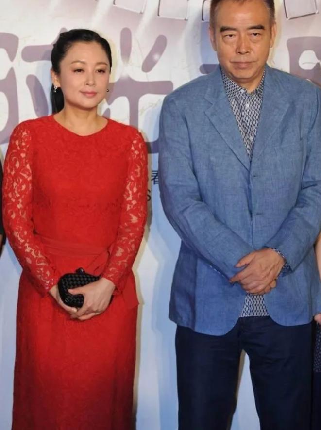 54岁陈红与63岁倪萍同穿裙装，陈红美貌不减，倪萍像老太太